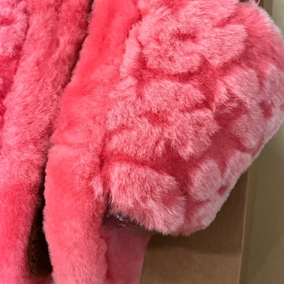 UGG NIB FLUFF YEAH SLIDE POPPY DESIGN STRAWBERRY SORBET COLOR SOFT SLIPPERS - Picture 7 of 17